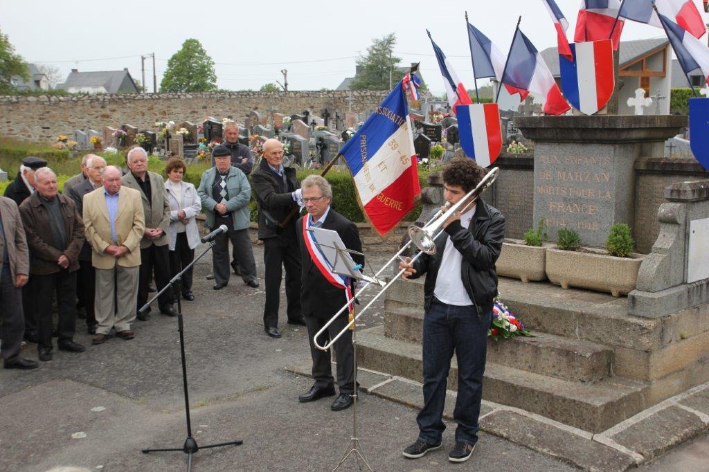 Poignée de main fraternelle entre anciens combattants
